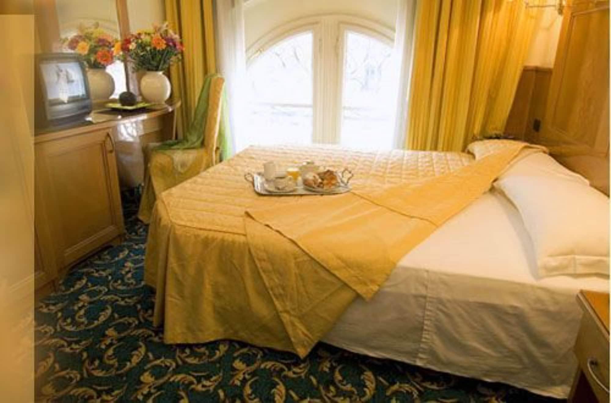 Hotel Cinque Giornate Милан Экстерьер фото